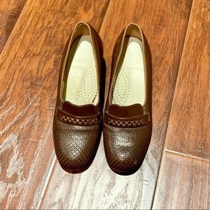 Vintage 1960’s White Cross pumps